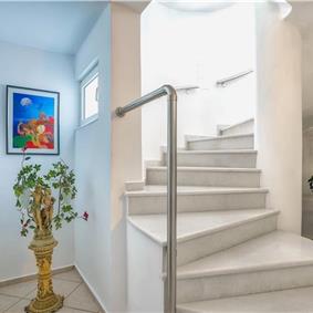 4 bedroom villa with pool close to beach on Akrotiri peninsula, sleeps 8
